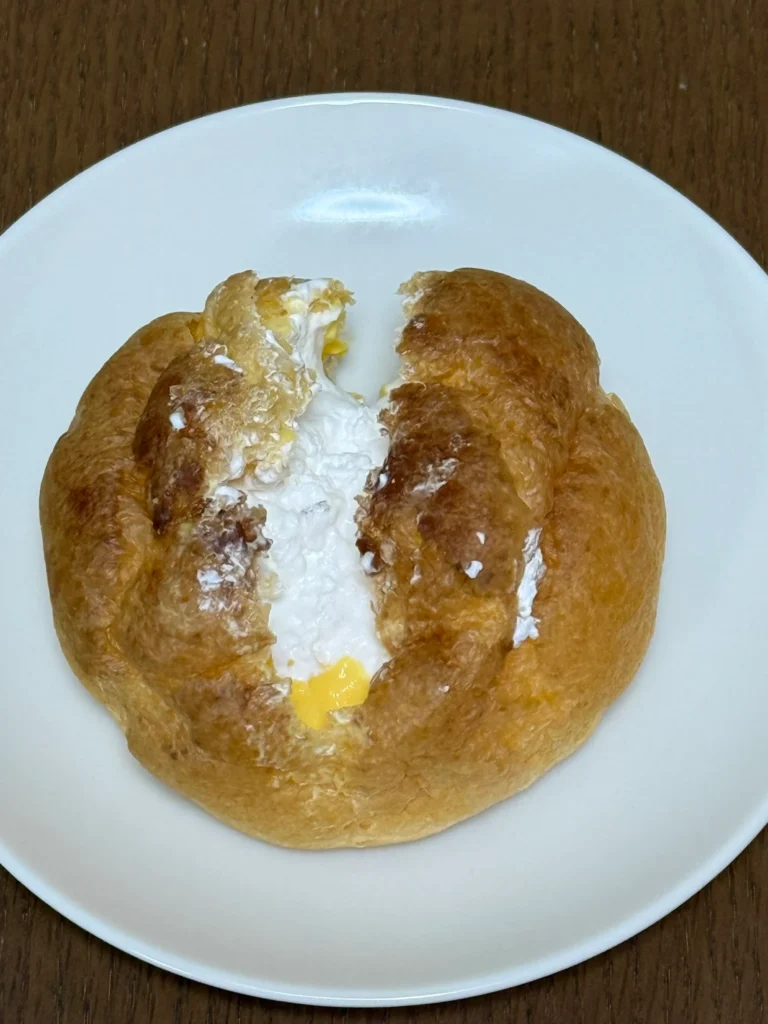 半分に割ったシュークリーム。限界までたっぷり詰まった生クリームとカスタード